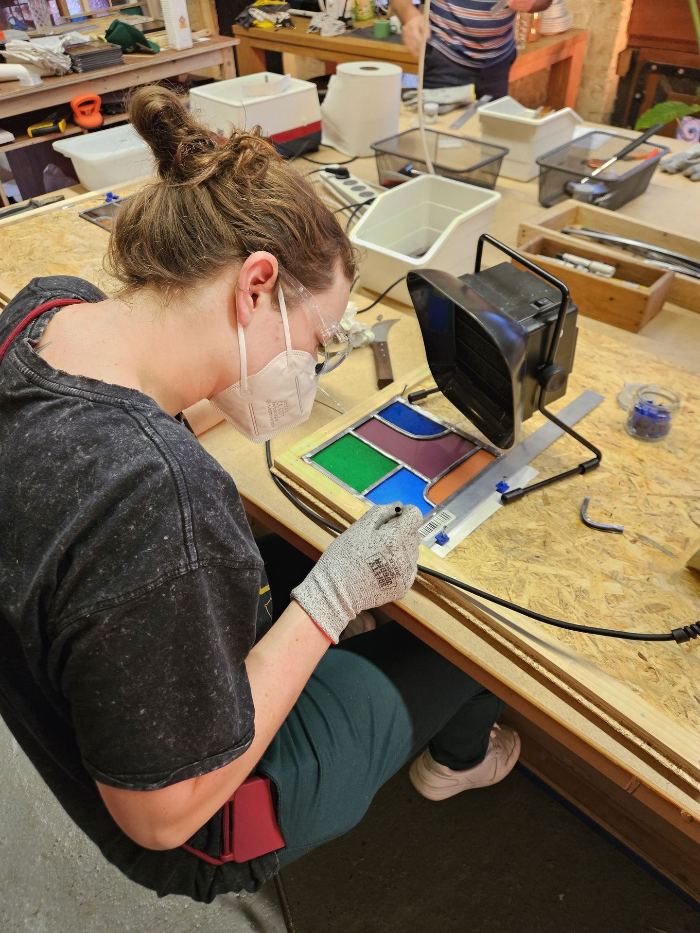 Atelierbeeld workshop glas in lood