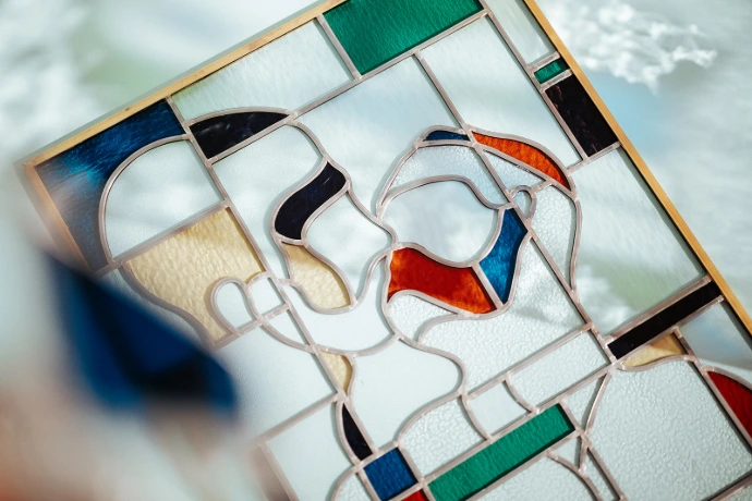 Let me kiss you, glas in lood kunst