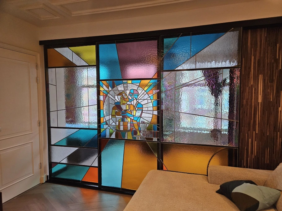 Glas in loodraam als installatie in woning, scheidingswand